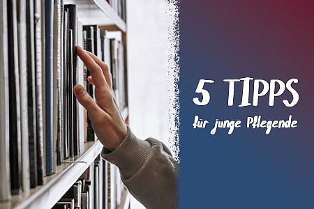 Eine Hand streicht über Buchrücken in einem Regal, daneben der Titel der Reihe "5 Tipps"