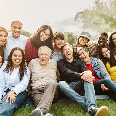 Glückliche Mehrgenerationen-Menschen