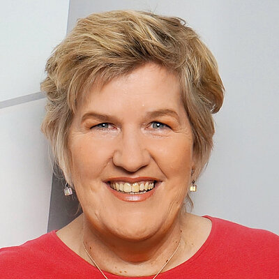 Portrait von Lachtrainerin Carmen Goglin.