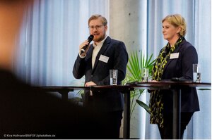 Dr. Jens Gmeiner und Hildegund Ernst halten eine Rede beim Fachtag des Projekts Pausentaste. 