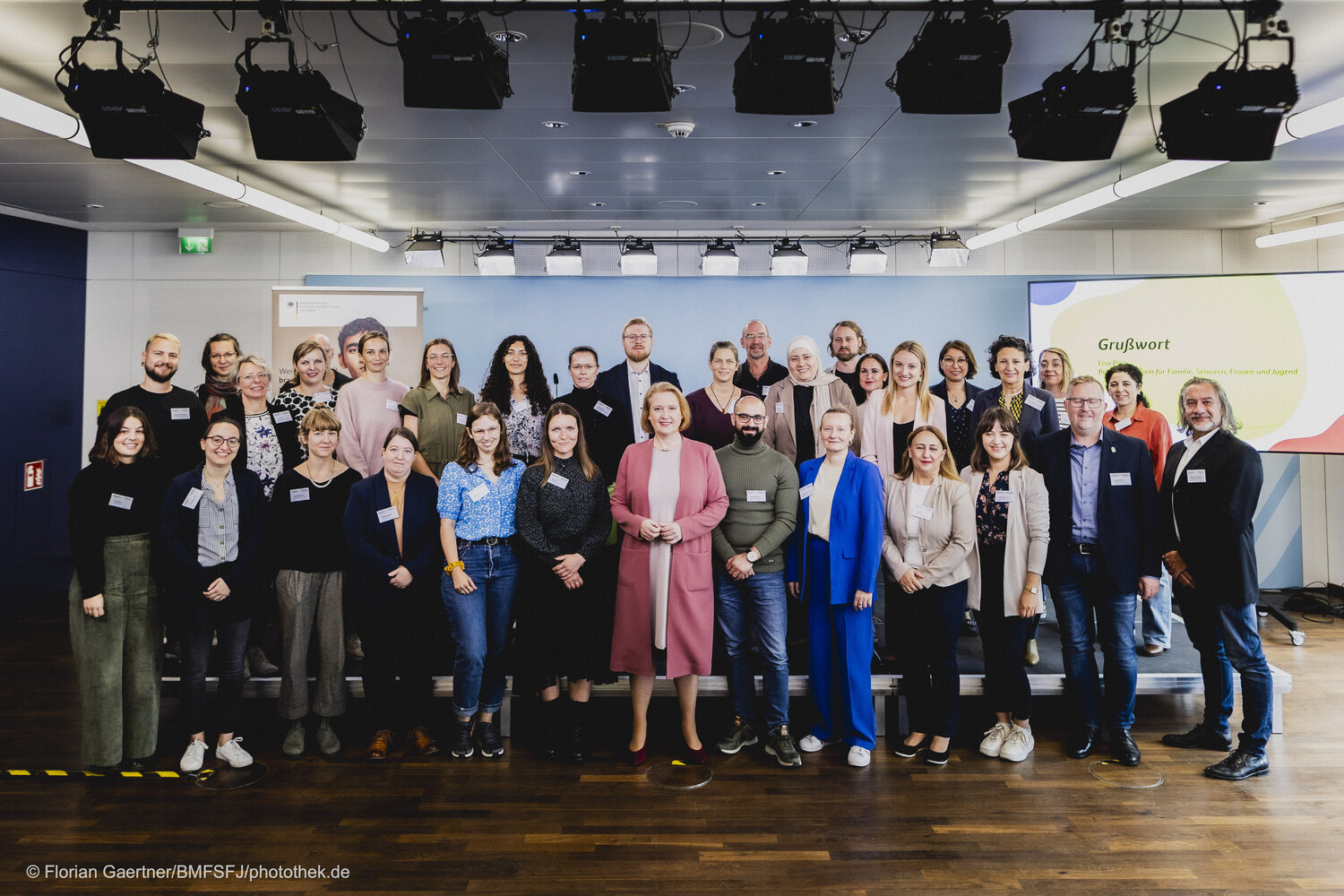 Gruppenfoto mit Bundesfamilienministerin Lisa Paus mit den Teilnehmenden 