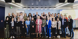 Gruppenfoto mit Bundesfamilienministerin Lisa Paus mit den Teilnehmenden 