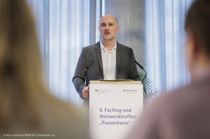 Sven Lehman (BMFSFJ) bei seiner Rede beim Fachtag des Projekts Pausentaste