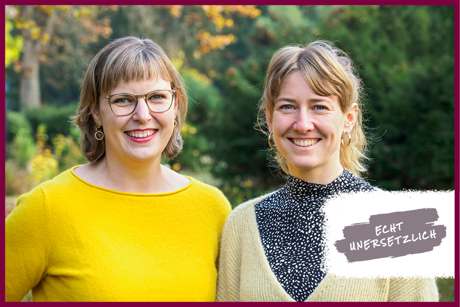 Foto der Projektleitung von "echt unersetzlich". Projektleitung Mara Rick (links), Beraterin Luisa Behmenburg (rechts) mit Logo des Projekts